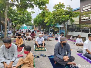 Warga Pekanbaru Laksanakan Salat Id di Tengah Pandemi Corona