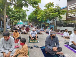 Warga Pekanbaru Laksanakan Salat Id di Tengah Pandemi Corona