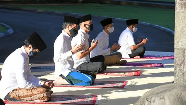Bermasker-Jaga Jarak, Jokowi Salat Idul Fitri di Istana Bogor
