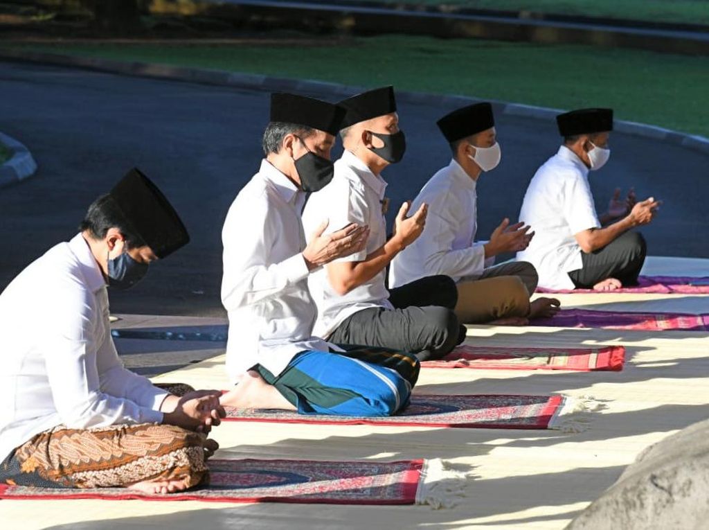 Bermasker-Jaga Jarak, Jokowi Salat Idul Fitri di Istana Bogor Bermasker-Jaga Jarak, Jokowi Salat Idul Fitri di Istana Bogor