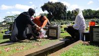 Melihat Aktivitas Warga Berziarah di Hari Lebaran