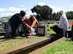 Melihat Aktivitas Warga Berziarah di Hari Lebaran Melihat Aktivitas Warga Berziarah di Hari Lebaran
