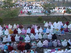 Pandemi Corona, Warga Bandung Gelar Salat Id di Lapangan Terbuka