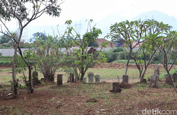 TPU kerap ramai didatangi warga untuk berziarah di momen-momen Lebaran. Namun TPU yang berada di Kabupaten Bandung ini tampak sepi dari peziarah.