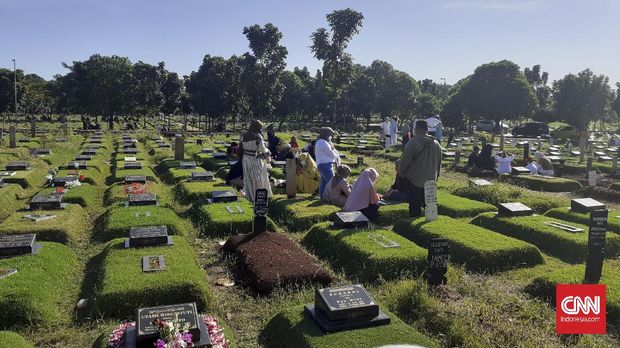 TPU Pondok Ranggon relatif sepi dari peziarah saat hari raya idul fitri tahun ini, Minggu (25/5).