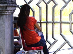 Momen Haru Pemudik Dikarantina Lepas Rindu dengan Keluarga Saat Lebaran