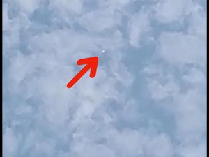 Heboh Benda Misterius Beterbangan di Langit Solo Raya-Yogya Heboh Benda Misterius Beterbangan di Langit Solo Raya-Yogya