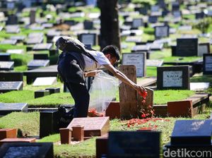 Pandemi, Ziarah Kubur di TPU Kota Bandung Sepi Saat Lebaran