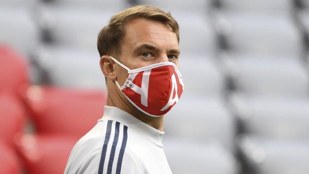 Munich's goal keeper Manuel Neuer enters the stadium prior to the German Bundesliga soccer match between Bayern Munich and Eintracht Frankfurt in Munich, Germany, Saturday, May 23, 2020. (Andreas Gebert/pool via AP)
