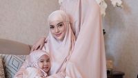 Foto: Pesona Kecantikan Artis Bermukena saat Salat Ied, Bikin Adem