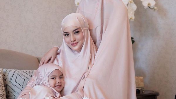 Foto: Pesona Kecantikan Artis Bermukena saat Salat Ied, Bikin Adem