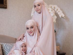 Foto: Pesona Kecantikan Artis Bermukena saat Salat Ied, Bikin Adem Foto: Pesona Kecantikan Artis Bermukena saat Salat Ied, Bikin Adem