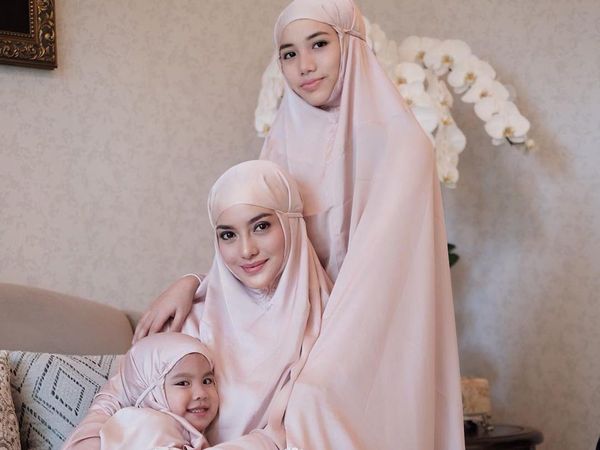 Foto: Pesona Kecantikan Artis Bermukena saat Salat Ied, Bikin Adem