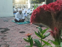 Salat Id Unik di Sidoarjo: Imam dalam Masjid, Makmum Depan Rumah Masing-masing
