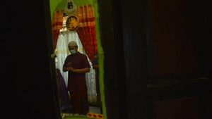 Cegah  Corona, Warga Salat Idul Fitri di Rumah