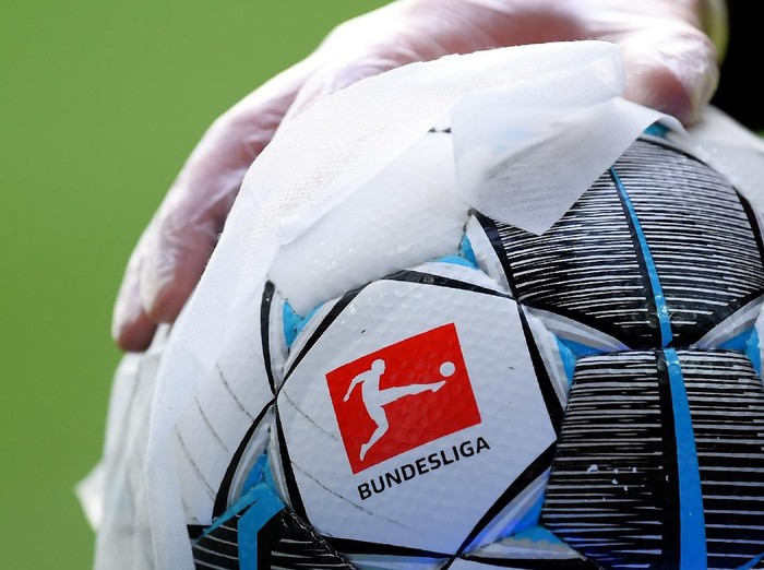 BREMEN, GERMANY - MAY 18: An employee of Werder Bremen disinfects an official match ball ahead of the Bundesliga match between SV Werder Bremen and Bayer 04 Leverkusen at Wohninvest Weserstadion on May 18, 2020 in Bremen, Germany. The Bundesliga and Second Bundesliga is the first professional league to resume the season after the nationwide lockdown due to the ongoing Coronavirus (COVID-19) pandemic. All matches until the end of the season will be played behind closed doors. (Photo by Stuart Franklin/Getty Images)