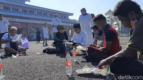Bupati Banyumas Makan Opor Bareng Pemudik di Tempat Karantina
