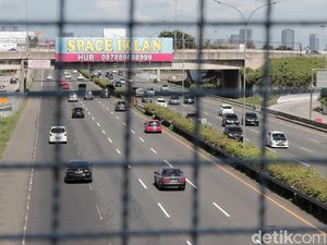 Hari Pertama Lebaran, Kendaraan Lalu Lalang di Tol Jakarta-Tangerang