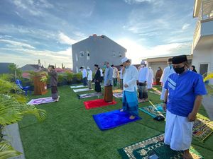 Cerita Warga Makassar Sulap Area Jemuran Jadi Tempat Salat Id di Rumah