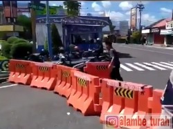 Pria Uring-uringan Bongkar Barikade Jalan Diduga Depresi Gegara Jahitan Sepi