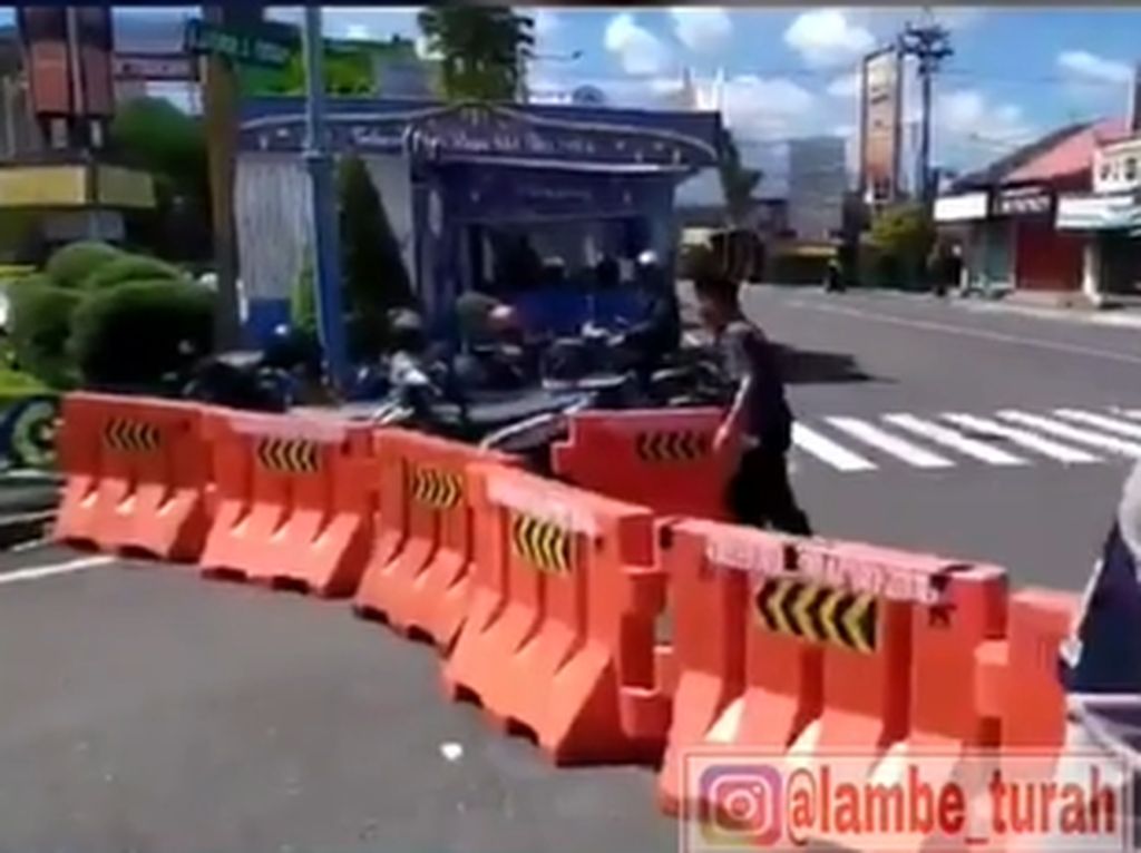 Pria Uring-uringan Bongkar Barikade Jalan Diduga Depresi Gegara Jahitan Sepi Pria Uring-uringan Bongkar Barikade Jalan Diduga Depresi Gegara Jahitan Sepi