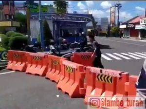 Pria Uring-uringan Bongkar Barikade Jalan Diduga Depresi Gegara Jahitan Sepi Pria Uring-uringan Bongkar Barikade Jalan Diduga Depresi Gegara Jahitan Sepi