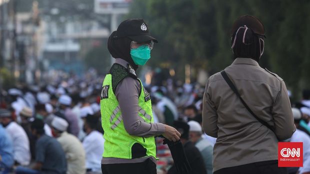 Warga melaksanakan salat Idul Fitri di Masjid Raya At Taqwa, Pekayon Jaya, Bekasi, Jawa Barat, Minggu, 24 Mei 2020. Beberapa wilayah zona hijau di Kota Bekasi melaksanakan salat ied di masjid maupun lapangan dengan menggunakan protokol kesehatan. CNNIndonesia/Safir Makki