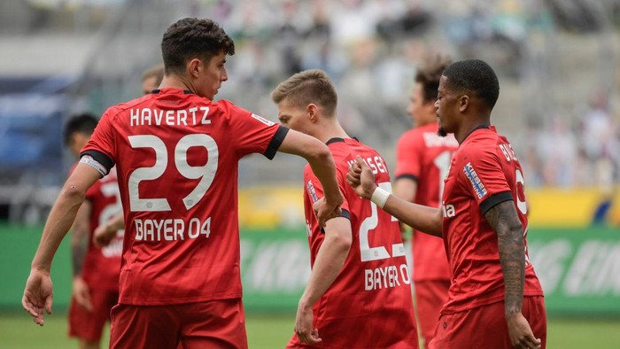 MOENCHENGLADBACH, GERMANY - MAY 23: Kai Havertz and Leon Bailey of Bayer 04 Leverkusen celebrate their sides third goal during the Bundesliga match between Borussia Moenchengladbach and Bayer 04 Leverkusen at Borussia-Park on May 23, 2020 in Moenchengladbach, Germany. (Photo by Ina Fassbender/Pool via Getty Images)