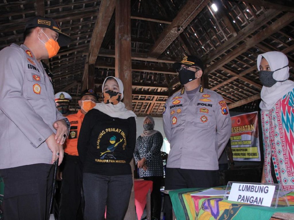Polisi Ajak Warga Madiun Cegah Corona Lewat Kampung Tangguh COVID-19 Polisi Ajak Warga Madiun Cegah Corona Lewat Kampung Tangguh COVID-19