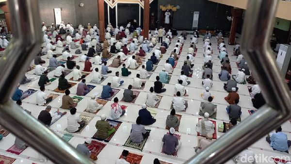Warga Tegal Salat Id dengan Terapkan Physical Distancing