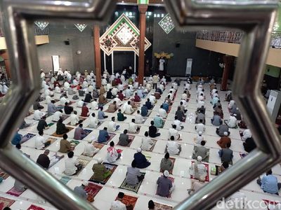 Warga Tegal Salat Id dengan Terapkan Physical Distancing