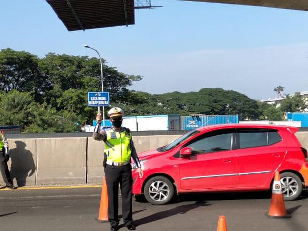 Cerita Polisi 30 Hari Sekat Pemudik di Tol: Takut Jadi Carrier Corona ke Anak Cerita Polisi 30 Hari Sekat Pemudik di Tol: Takut Jadi Carrier Corona ke Anak