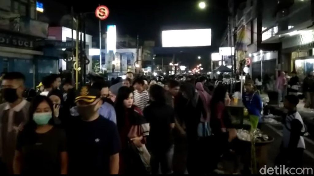 Begini Potret Pengkolan Garut yang Ramai di Malam Takbiran Begini Potret Pengkolan Garut yang Ramai di Malam Takbiran