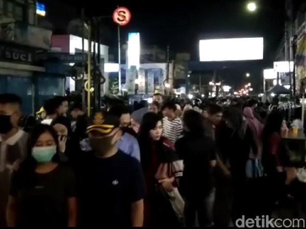 Begini Potret Pengkolan Garut yang Ramai di Malam Takbiran