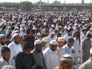 Ribuan Jemaah Salat Id Tanpa Jarak di Pakistan