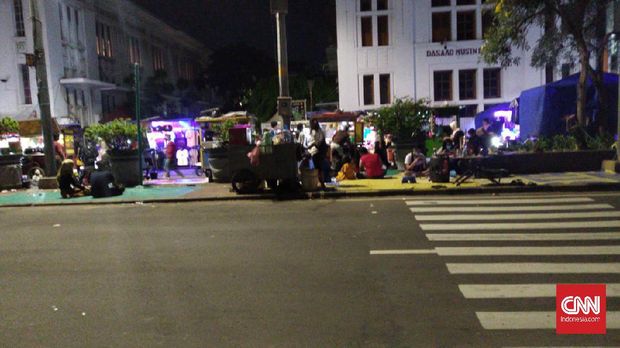 Kerumunan pedagang kaki lima (PKL) mengundang keramaian di malam takbiran di kawasan Kota Tua, Tamansari, Jakarta Barat, Sabtu (23/5/2020)