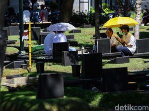 Bacaan Doa Ziarah Kubur Singkat Umum untuk Orang Tua