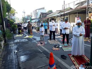 Bermasker-Jaga Jarak, Warga Salat Id Berjemaah di Masjid Jogokariyan Bermasker-Jaga Jarak, Warga Salat Id Berjemaah di Masjid Jogokariyan