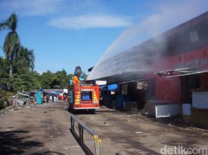 Pedagang-Pengunjung Pasar Antri Cimahi Diwajibkan Jalani Tes Corona