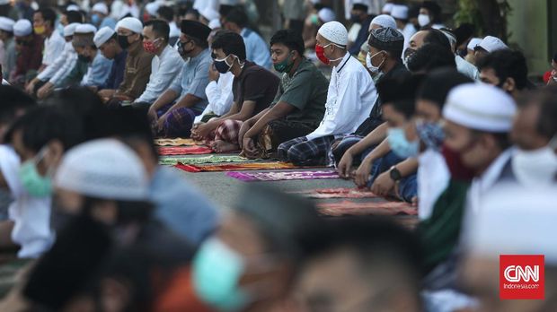 Warga melaksanakan salat Idul Fitri di Masjid Raya At Taqwa, Pekayon Jaya, Bekasi, Jawa Barat, Minggu, 24 Mei 2020. Beberapa wilayah zona hijau di Kota Bekasi melaksanakan salat ied di masjid maupun lapangan dengan menggunakan protokol kesehatan. CNNIndonesia/Safir Makki
