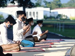 Momen Lebaran: Jokowi Salat Id di Istana Bogor, Anies Salat Id di Rumah
