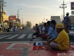 Jalan Porong Lama Sempat Ditutup Saat Salat Id dengan Physical Distancing
