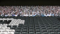 Meski begitu, kehadiran para suporter kardus ini belum membawa keberuntungan buat Gladbach di laga kontra Leverkusen. (Foto: Photo by Ina Fassbender/Pool via Getty Images)