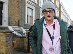 Langgar Aturan Lockdown, Penasihat Utama PM Inggris Dituntut Mundur