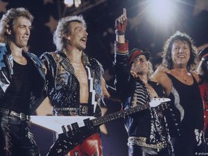 Benarkah CIA Tulis Lagu Scorpions Berjudul Wind of Change?