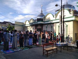 Sejumlah Masjid di Makassar Gelar Salat Id, Banyak Jemaah Tak Pakai Masker