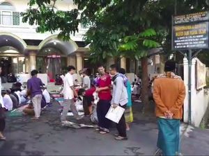 Ramai Salat di Masjid Mampang-Bekasi Meski Ada Pandemi Ramai Salat di Masjid Mampang-Bekasi Meski Ada Pandemi