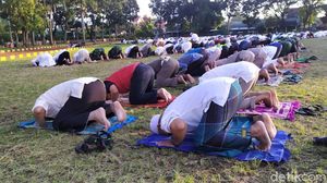 Warga Cianjur Gelar Salat Idul Fitri Berjamaah di Lapangan