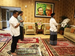 Menko Mahfud Md Salat Id di Rumah Bareng Istri hingga Ajudan