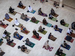 Jemaah Muslim Kembali Beribadah di Masjid Al-Aqsa Jemaah Muslim Kembali Beribadah di Masjid Al-Aqsa